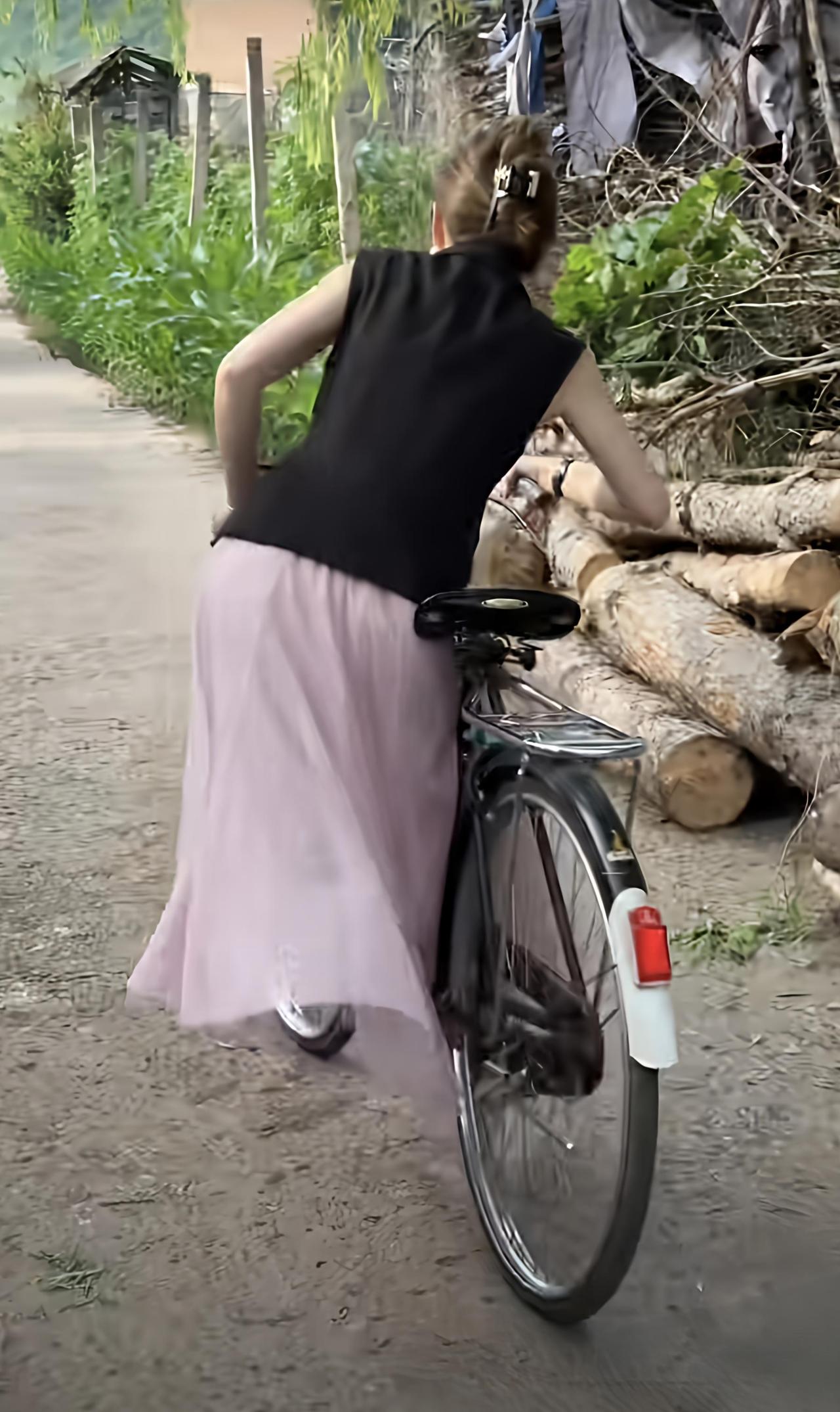 每日生活小记录你小时候这样骑过28大杠的自行车吗？我不但骑过，而且还能带上弟弟到
