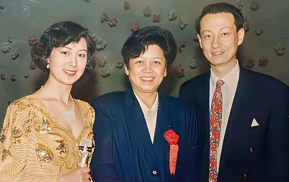 这照片应该拍摄于八十年代吧，左右两位是上海京剧院的名角儿，是京剧舞台上唱做念打兼