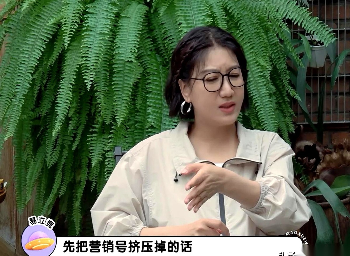 “毛毛！”当易立竞破防吼出这一嗓子的时候，我隔着屏幕直接笑出了声。一个靠着“杀人诛心”走红的采访界女