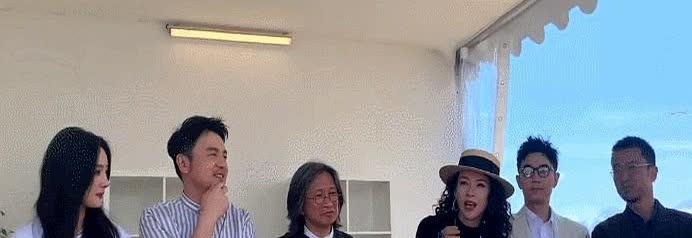 章子怡能红真的不是没有道理的。那天采访现场太阳毒得很，几个主演坐在棚子底