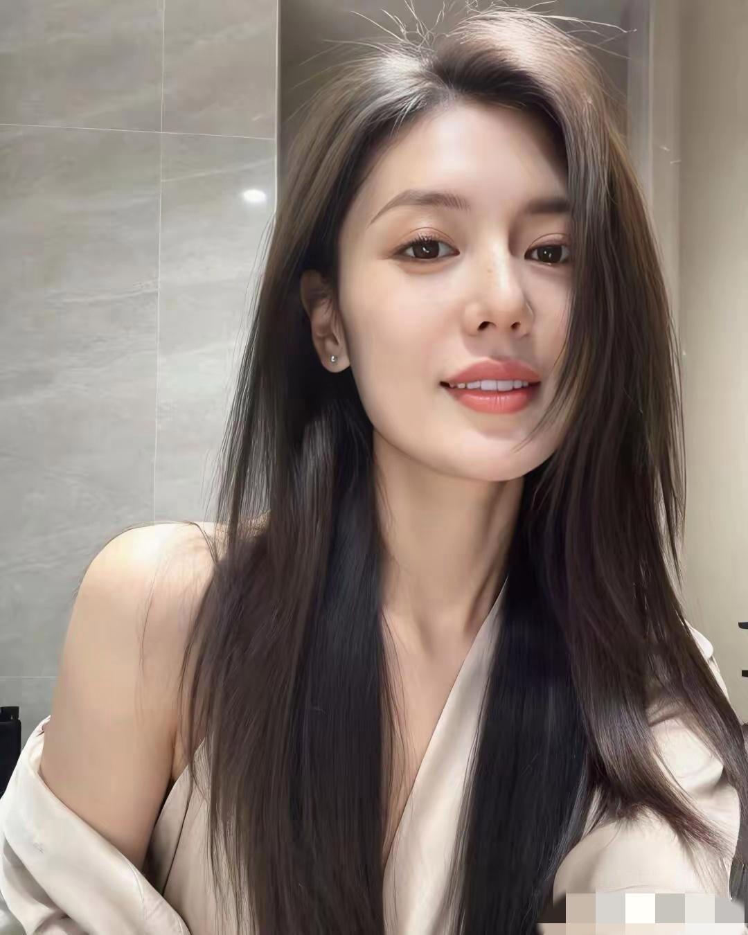 素颜美少女，这颜值一点也不比那些女明星差，甚至气质这一块更好。很甜美也很有活力，