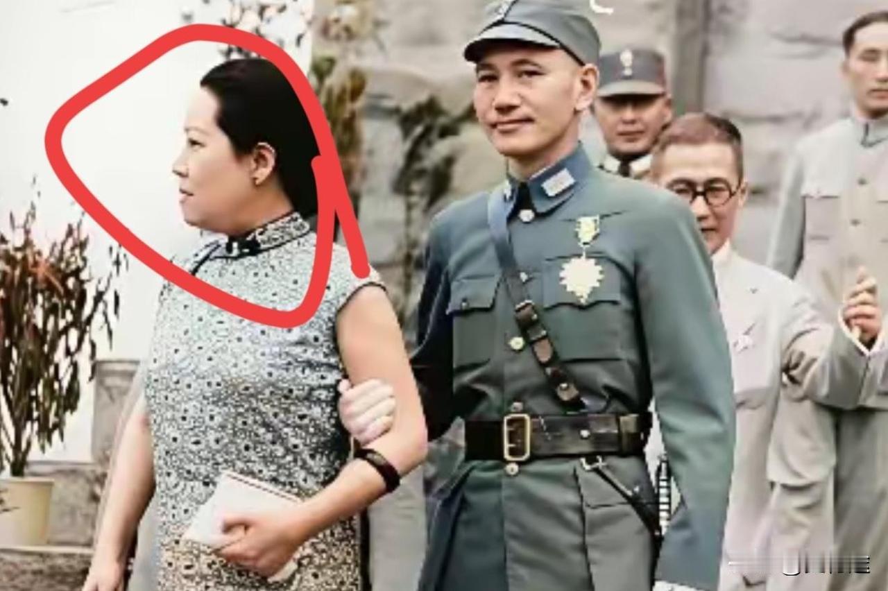 蒋介石这是挽着谁的手，不像是宋美龄！有知道的吗？有一张常被认错的老照片。