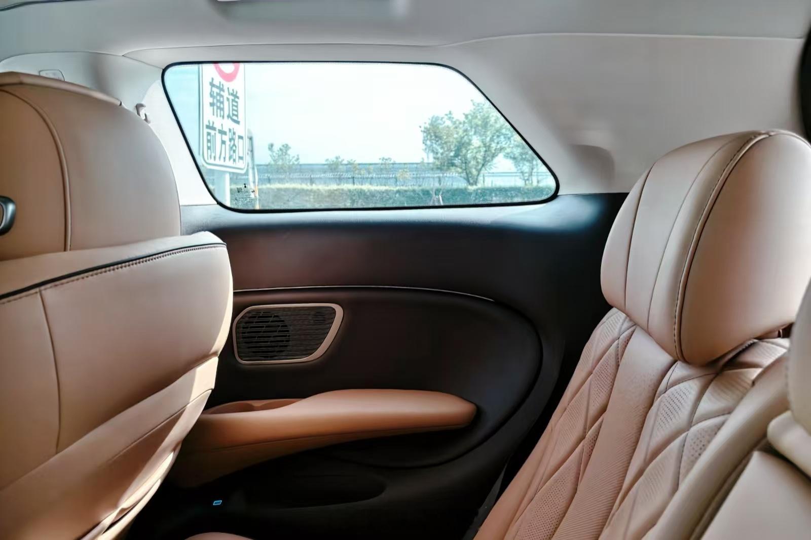 猜个车吧，后排这个小侧窗的特征已经很明显了吧MPV