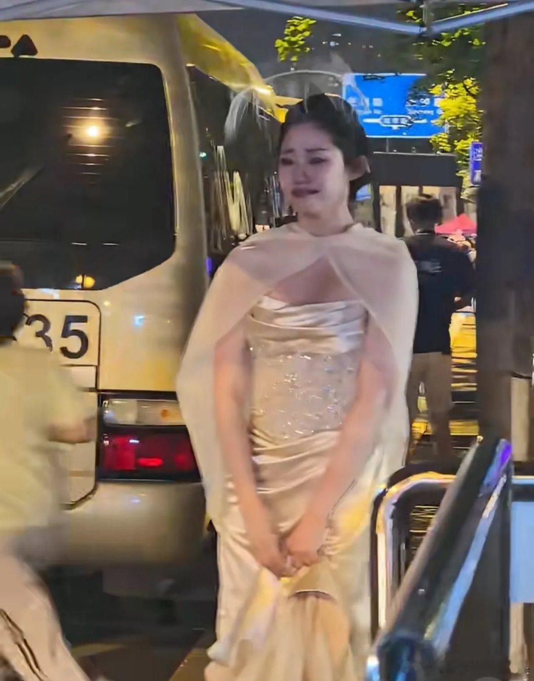 浪姐直播结束后，万千惠穿着比赛时的礼服，站在马路边哭的泣不成声，有粉丝安慰她，她