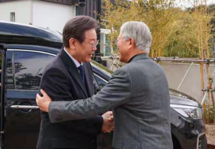 贵人相助，李在明的靠山：恩师文在寅！李在明当选后，去见了文在寅。两