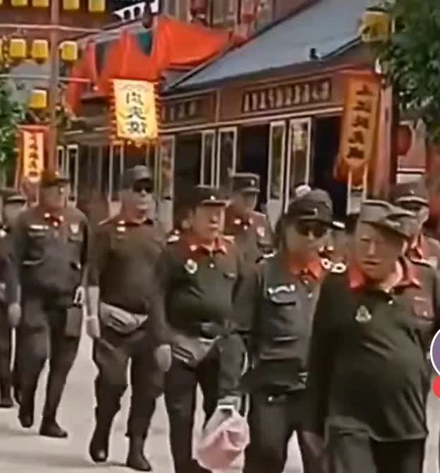 今天无意中刷到这视频，真的是有毁三观，也可以毫不客气的说不伦不类，与其说是暴走团