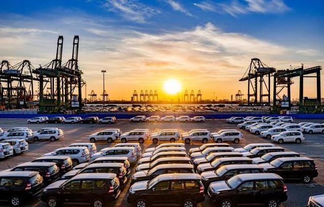 反制说到就到！特朗普宣布，100%关税封杀中国汽车，话音刚落，中国减持77亿美债