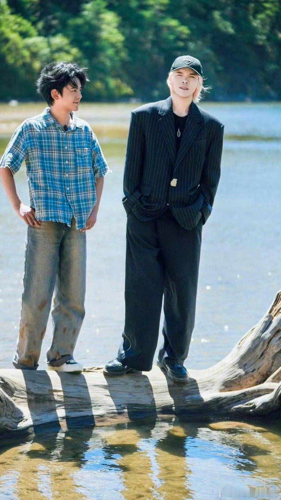 向佐风格大变跟着丁真回到理塘的向佐，仿佛卸下了层层包袱。他沉浸在当地淳朴的风土