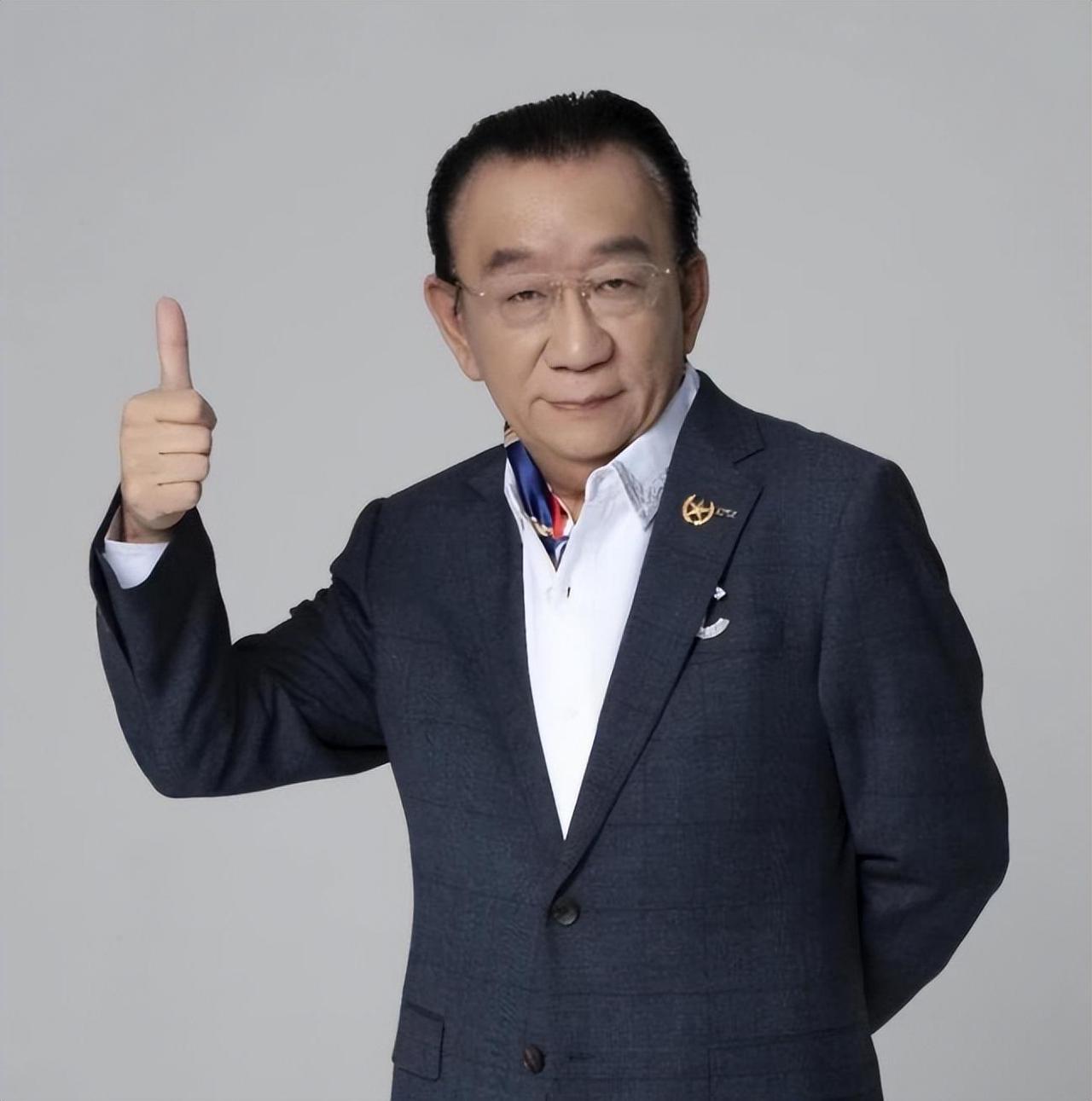 侯耀华现在是真穷到家了，自己连个房子都没有，就连住的别墅都是租来的。我们都知