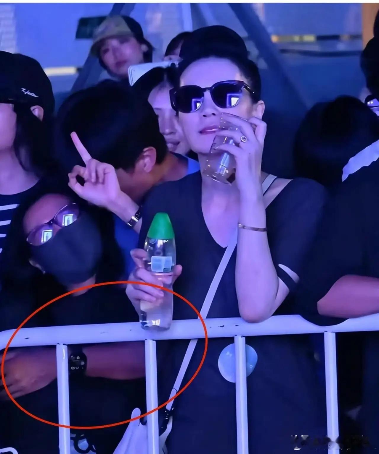 真实情况看完片段才理清。Ryan先是搂着戴眼镜的女生打闹了一阵，没过几秒，眼镜女