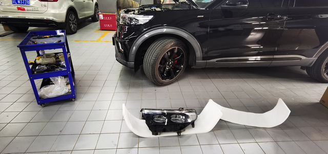 探险者大灯索赔总成后采用副厂品质敷衍车主长安福特索赔后的灯涂胶工艺以及内部指纹