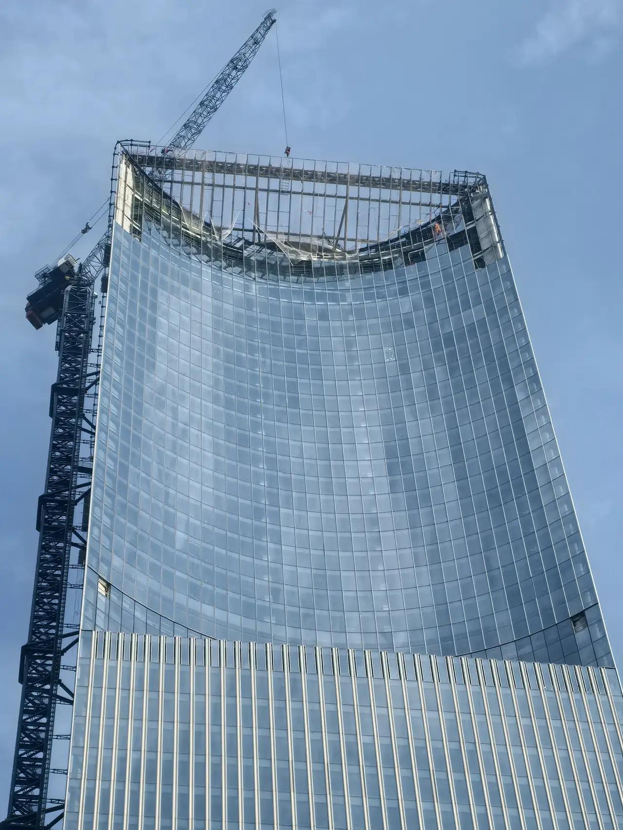 济南cbd第三座超高层即将完工，济南信泰中心的外部玻璃幕墙还差最后一步。济