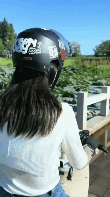 小姐姐很自信，这是自我催眠。积水路面不开快，这是基本常识。