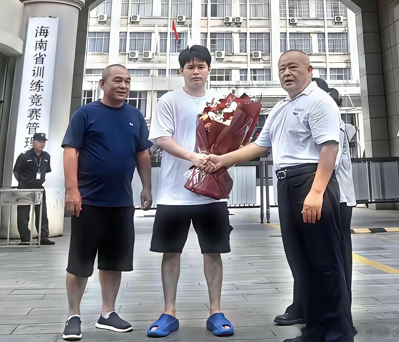 小石头林诗栋也被当地政府嘉奖了，有没有感觉现实生活中的他其实个子不低呀，至少17