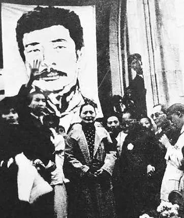 1968年，鲁迅的挚爱许广平因病去世。临死之前，她留下了遗言：“我坚决不和鲁迅一