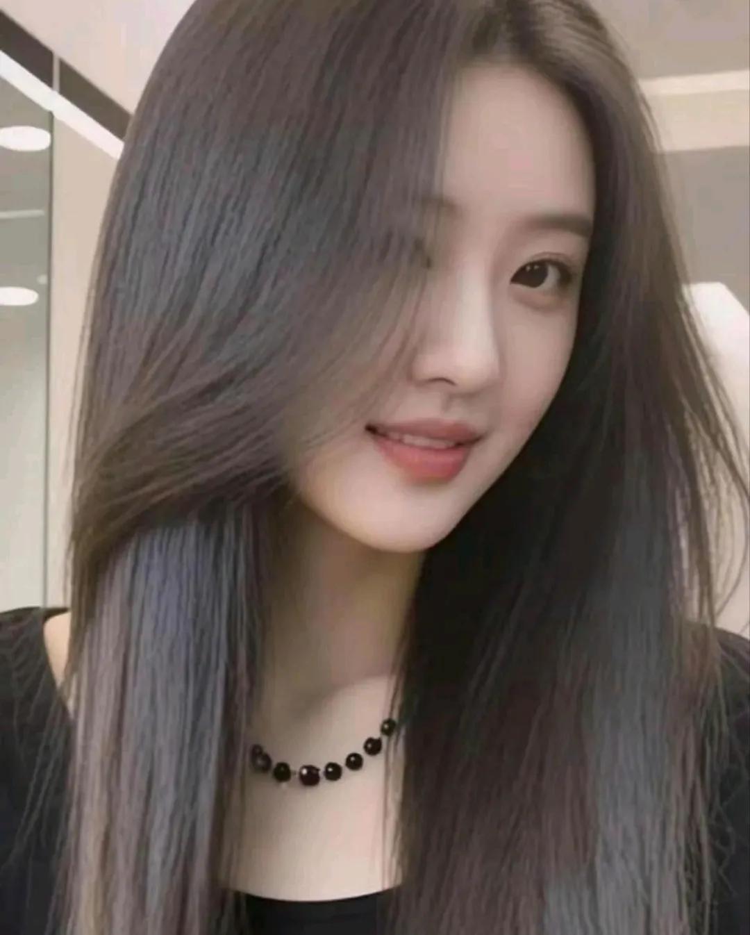 清纯美女，甜甜的笑容，人见人爱。自然清新美少女