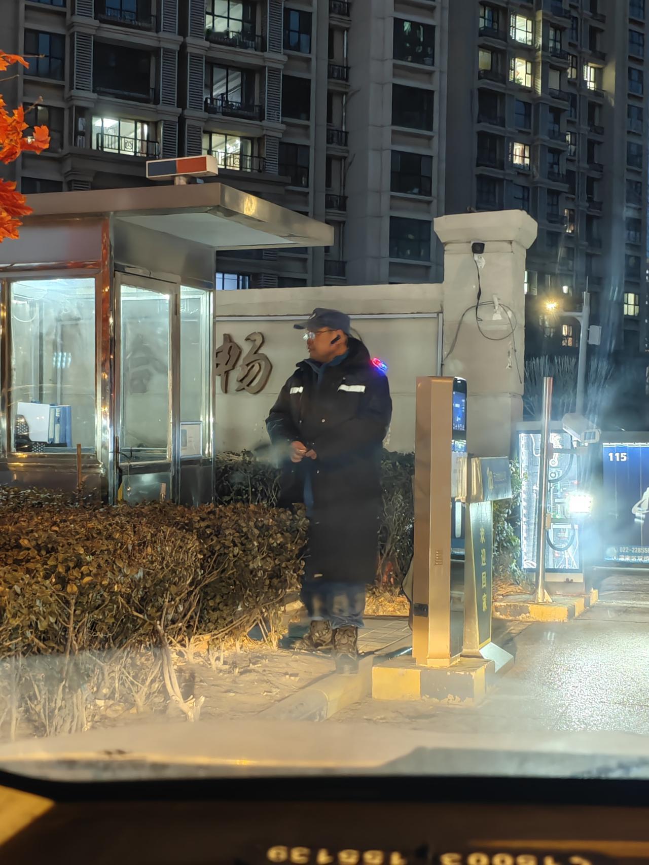 小区保安每月工资3600元，五险一金，上12小时休12小时，如果