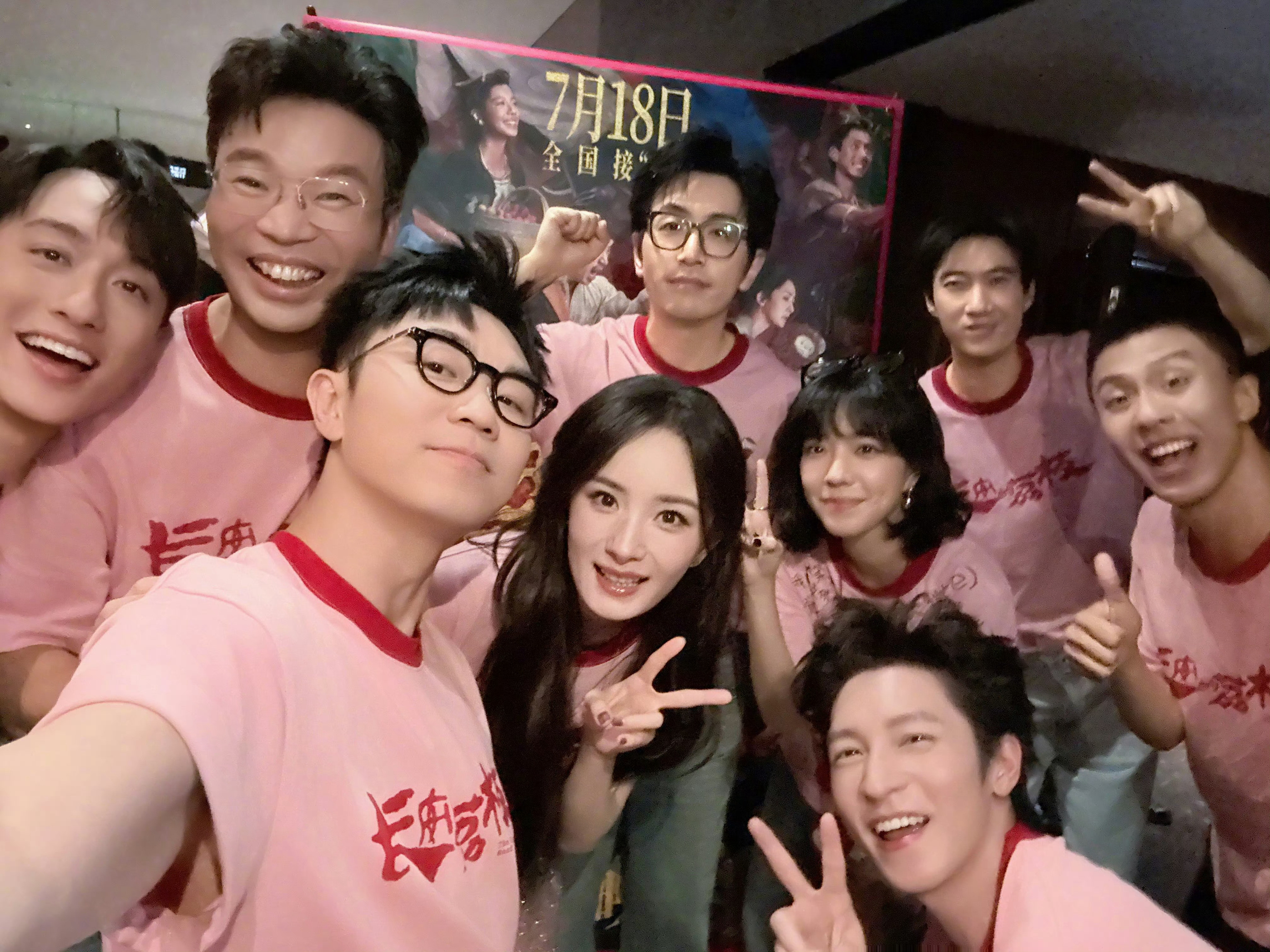 图1是大鹏发的首映礼自拍图2图3图4是路人手机里的他拍每个角度都很美的杨幂郑玉婷