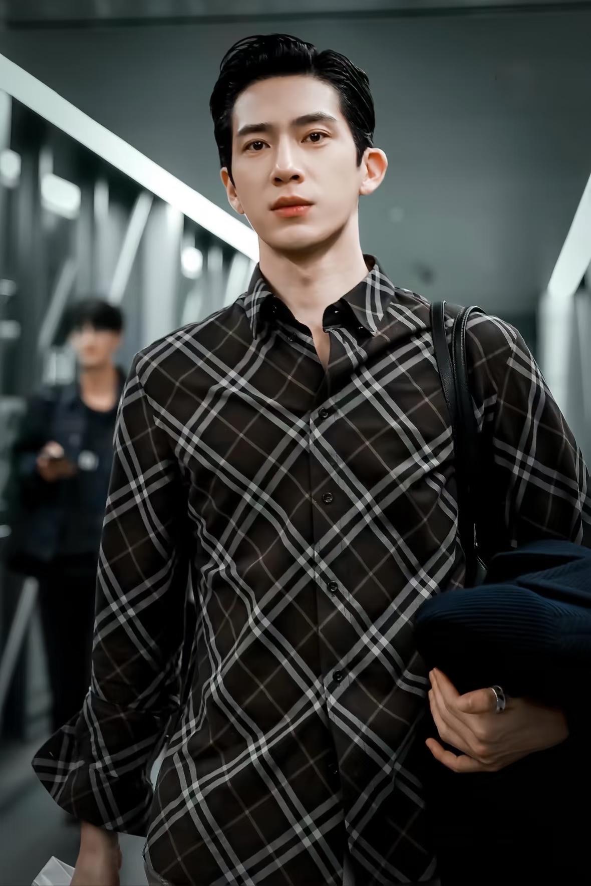果然面相是会骗人的，井柏然就是个例子，他看着就很gay的样子，可他谈的都是女