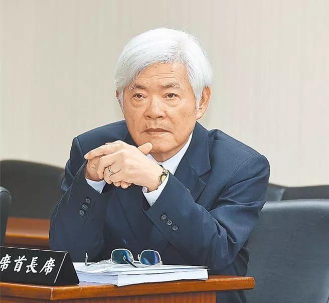 台选委会主委李进勇任期至本月3日届满，李进勇今天火速申请恢复党籍。民进党表示，不