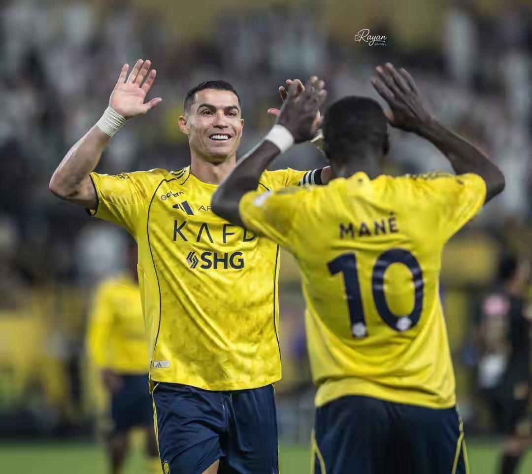 全场90分钟形同梦游的阿先生抱着菲利克斯的大腿，又蹭到了三分，哦，全场无限浪射，