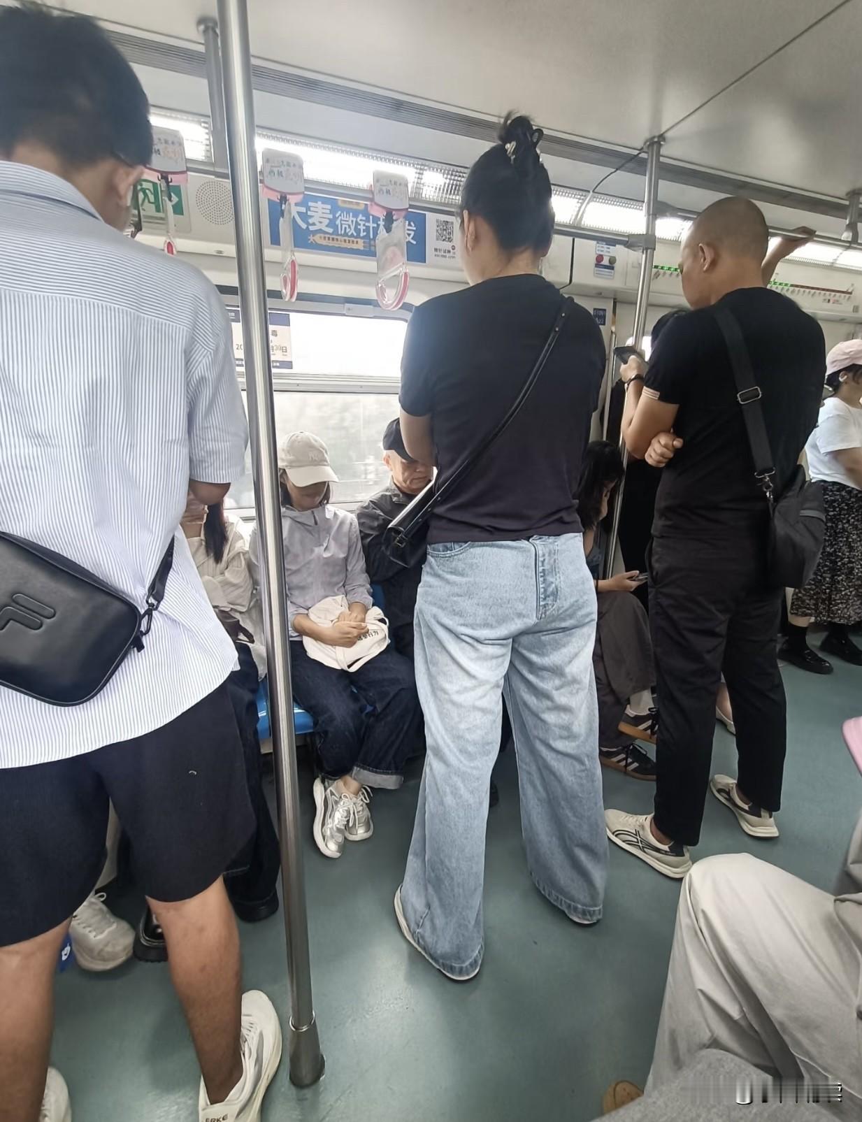 仔细看看口袋的位置，这裤子应该是穿反了吧？