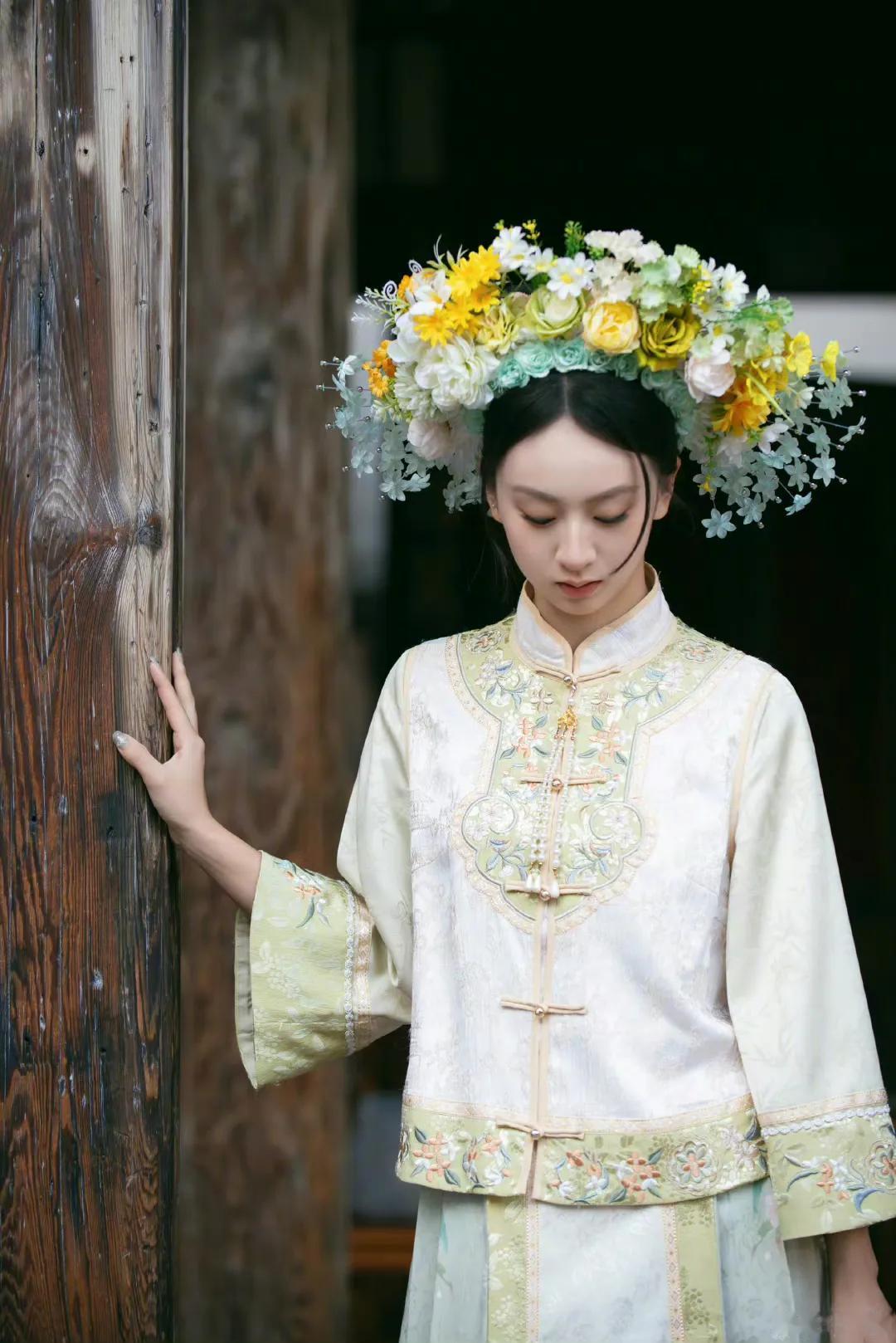 叶一茜和女儿森碟的簪花照也太美了吧！森蝶下巴后缩的情况看起来也改善了很多，原