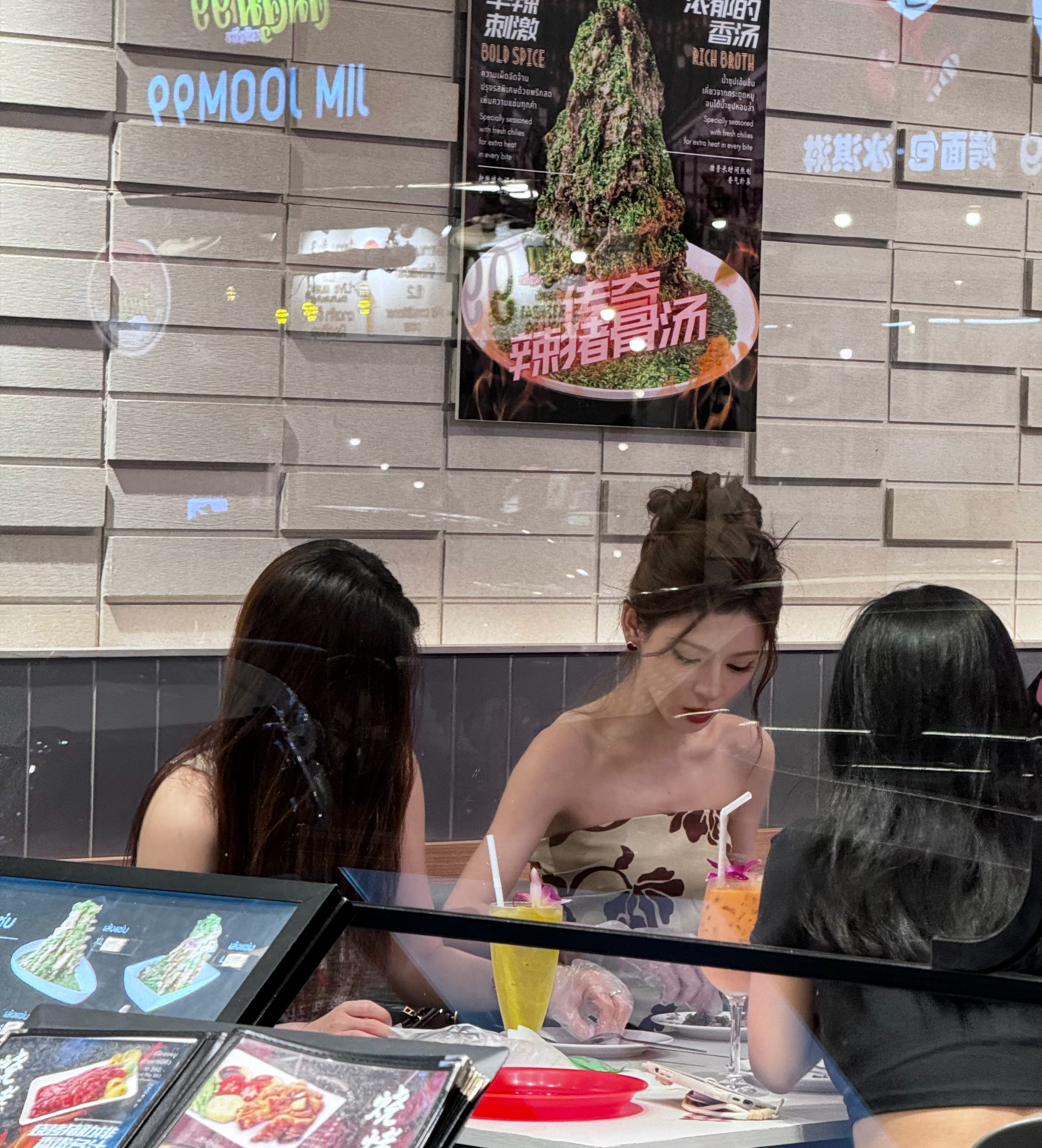 网友偶遇泰国吃夜宵简直太美了，简直闪耀泰兰德！张予曦吃夜宵​​​