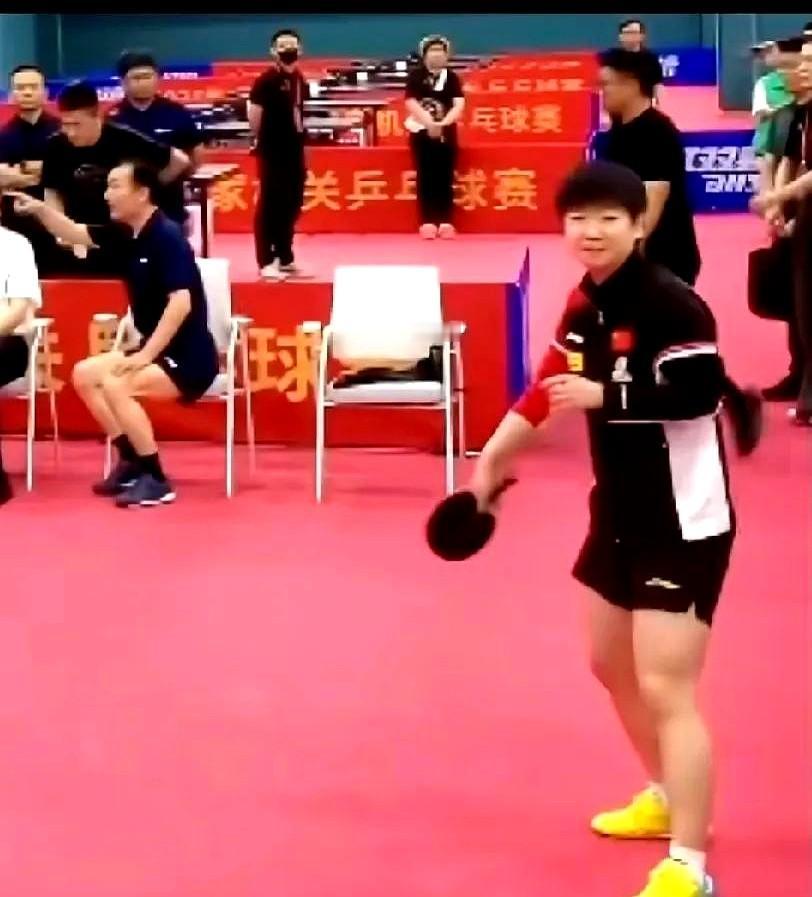 被莎莎可爱到的一天谁懂啊！“旗帜杯”现场，场下喊“莎莎”，她突然懵圈转身