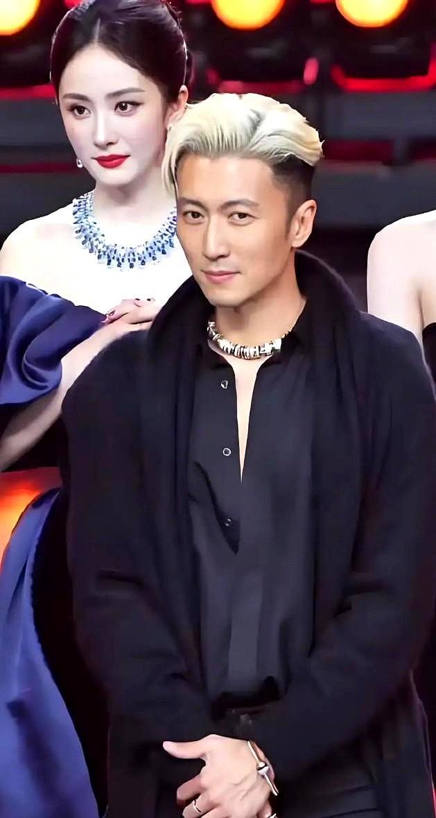 零下八度，他深V开到肚脐，胸肌冻得发红也面不改色。吴京盯着他看了足足三秒，