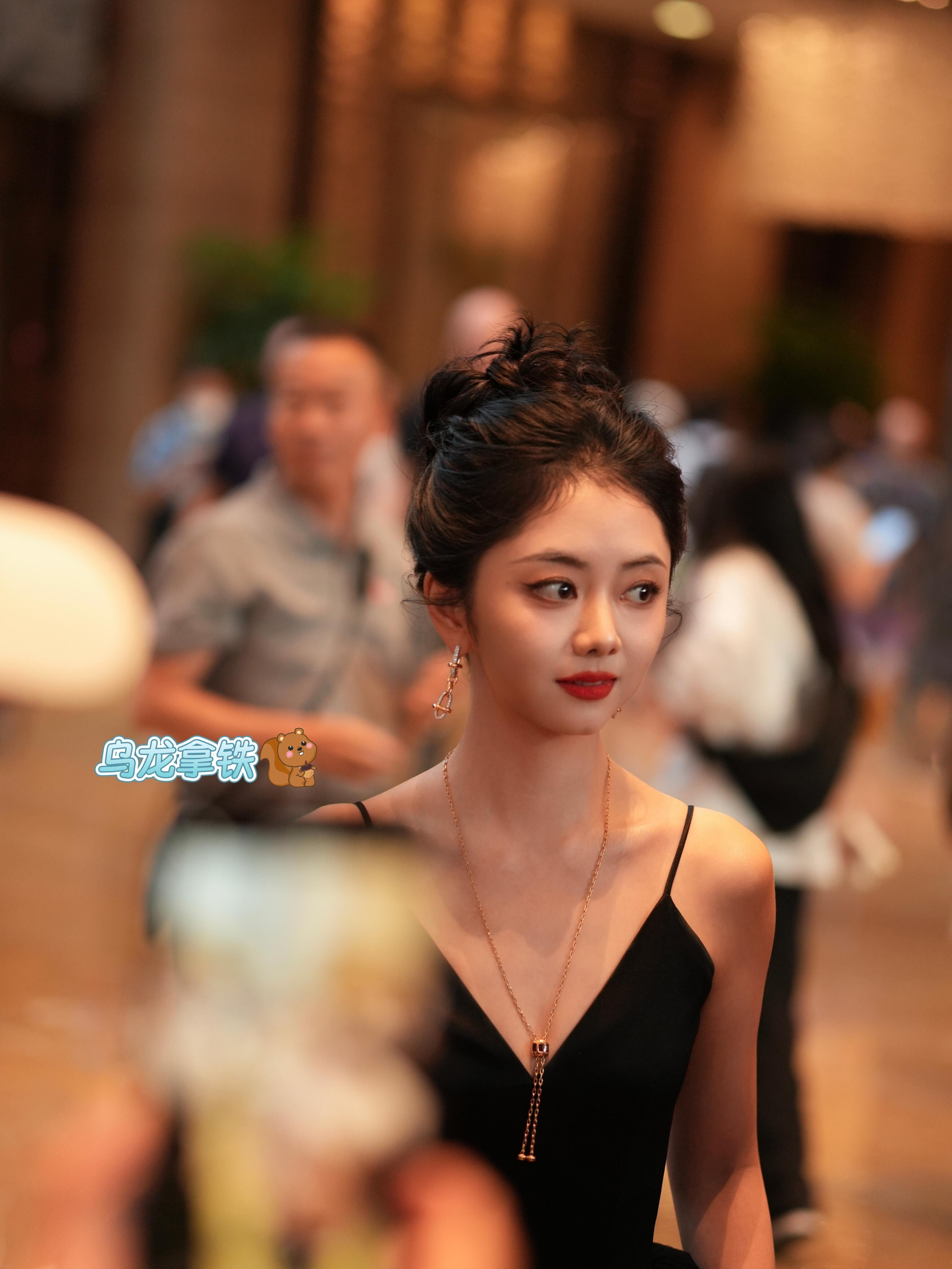 谭松韵谭松韵瘦了好多，穿小黑裙好像是黑天鹅，锁骨也太漂亮了​​​