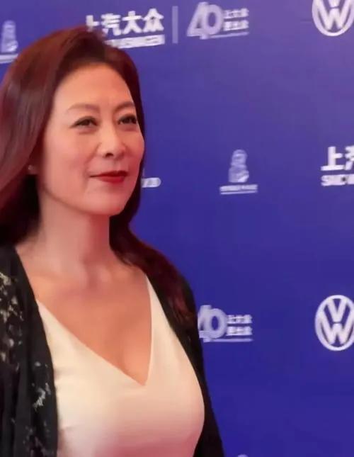 62岁的岳红宝刀未老，身材还是那么性感迷人，难得穿深v连衣裙，身材非常得有料，女