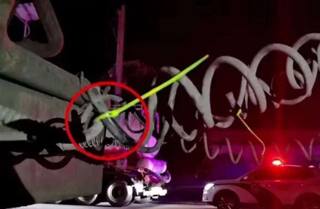 “必须严惩！”山东济南一男子将货车停在路边，去拉面馆吃了个饭，半个小时后他启动车