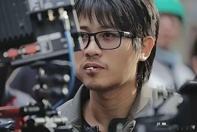 韩寒的眼光和节奏真的太绝了。文坛火的时候，他靠写作出圈；公共话题受关注时，他又站