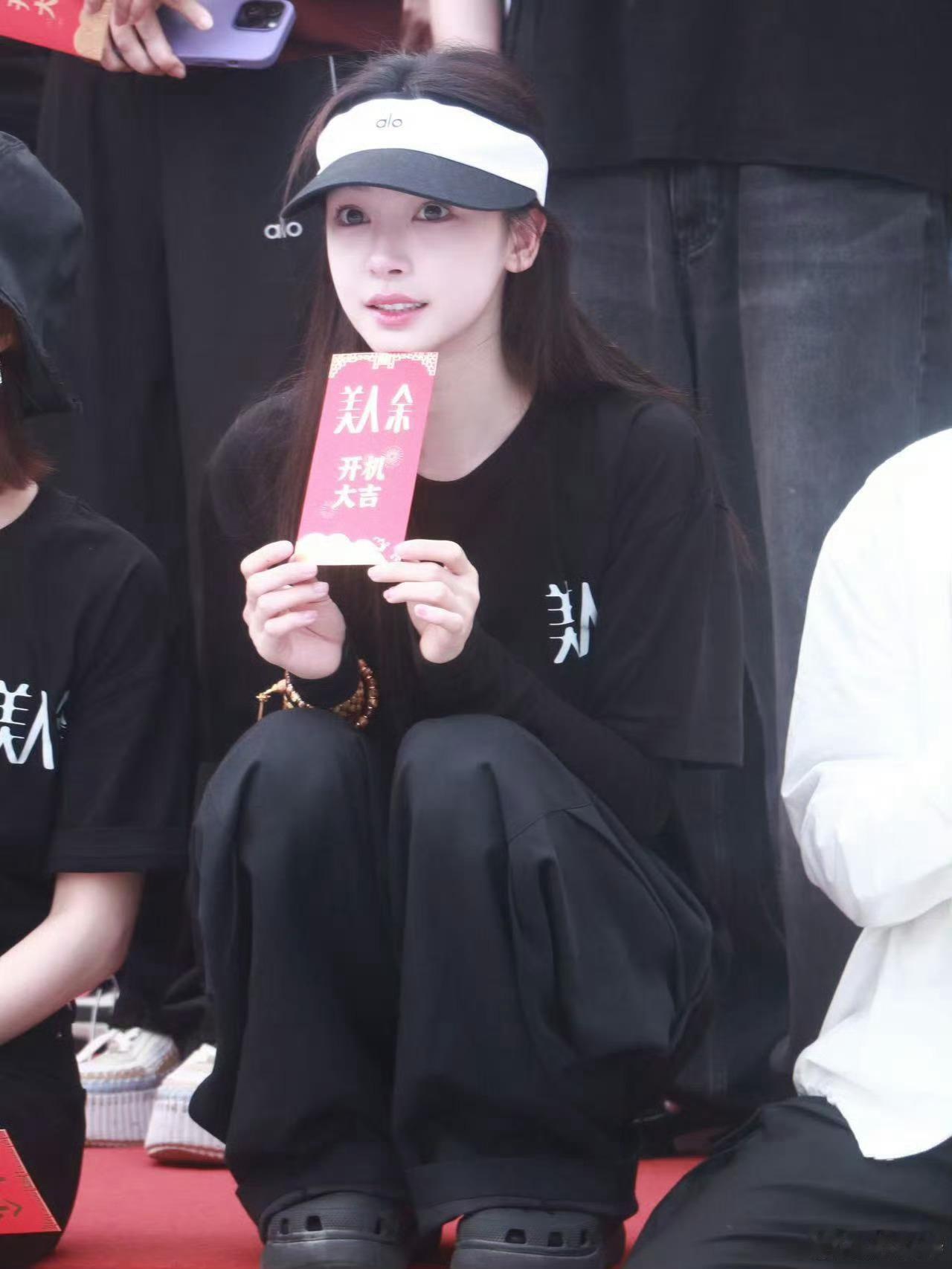 易梦玲特别出演美人余《美人余》开机惊喜来袭！易梦玲高智感御姐造型美出新高度，今