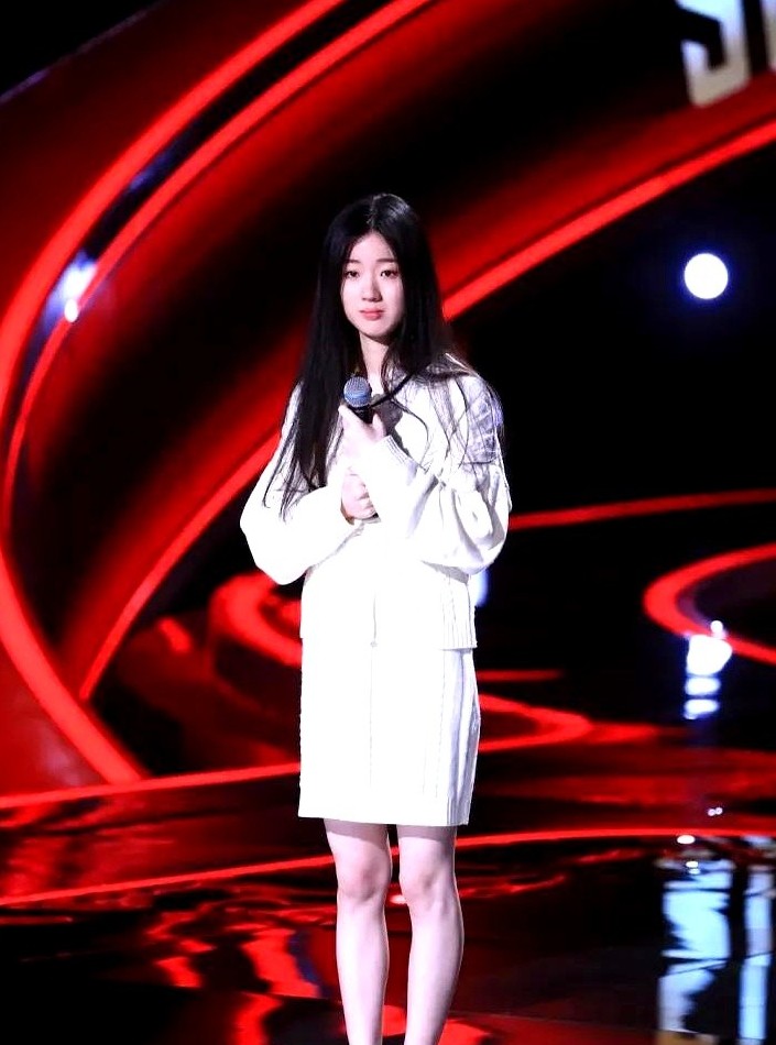 中国好声音成就了单依纯，那时候她是清纯玉女形象。最近刷到好多网友偶遇她的