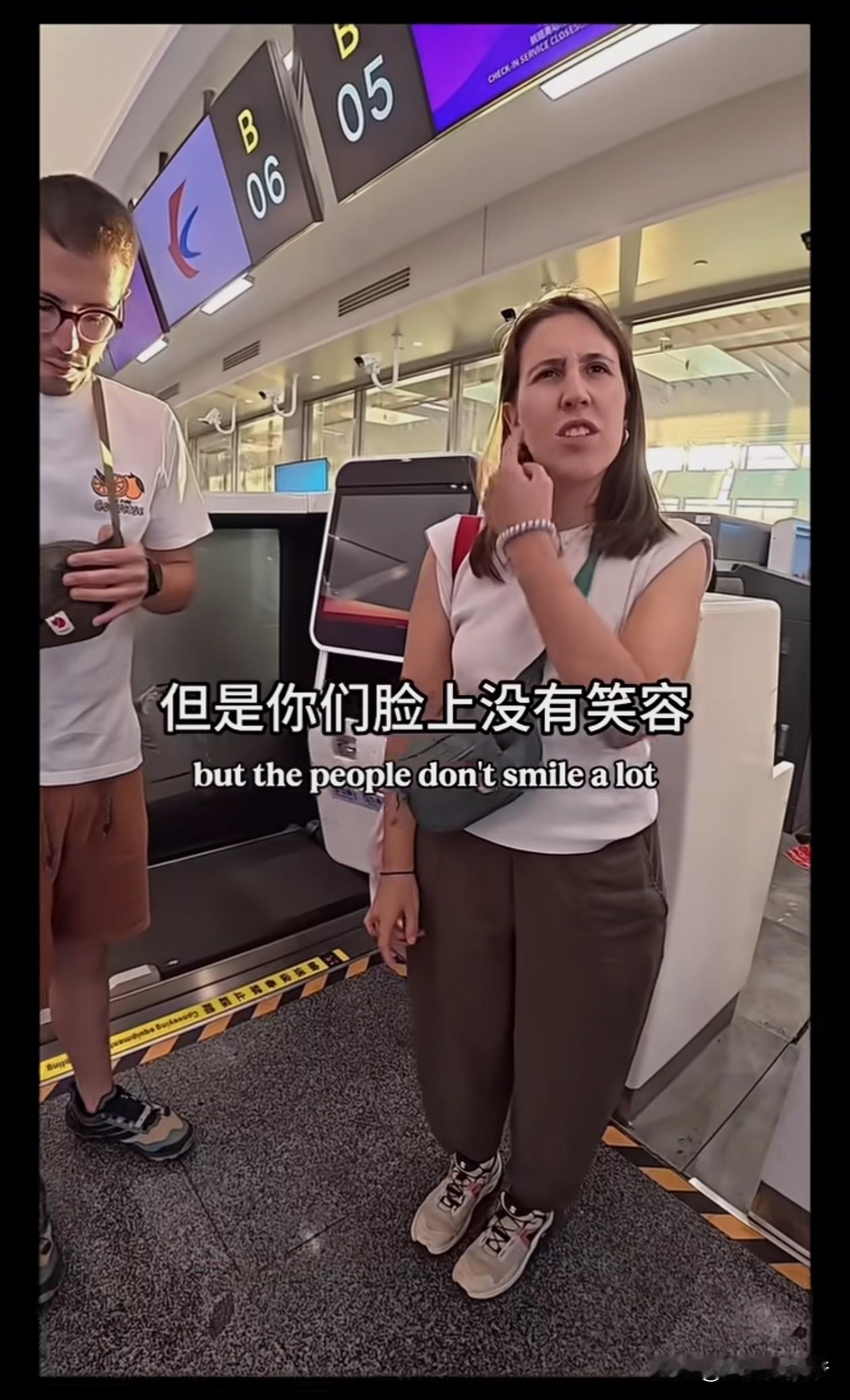 在国内旅游的一对外国人说了一个扎心的事实，“这里什么都好，但是你们脸上没有笑容，