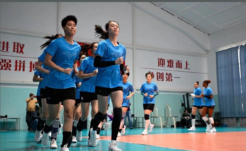 天津女排今天适应人民体育馆训练！今天是星期五，明天排超联赛第三轮比赛继续进行！