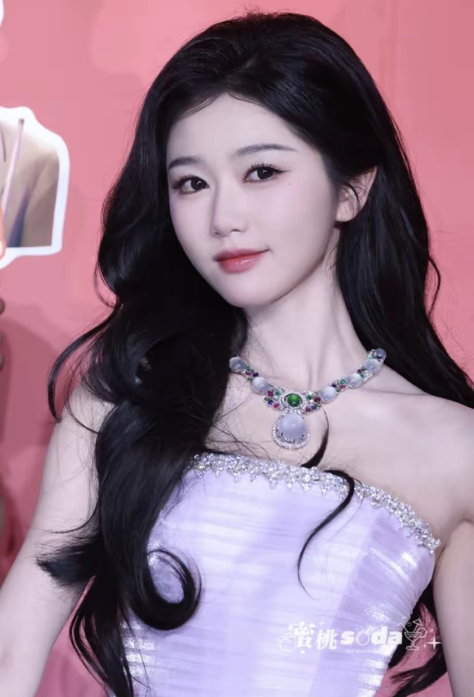 好奇查了下岳雨婷的出身不查不知道一查才知道，岳雨婷她自己原来就是小说女主