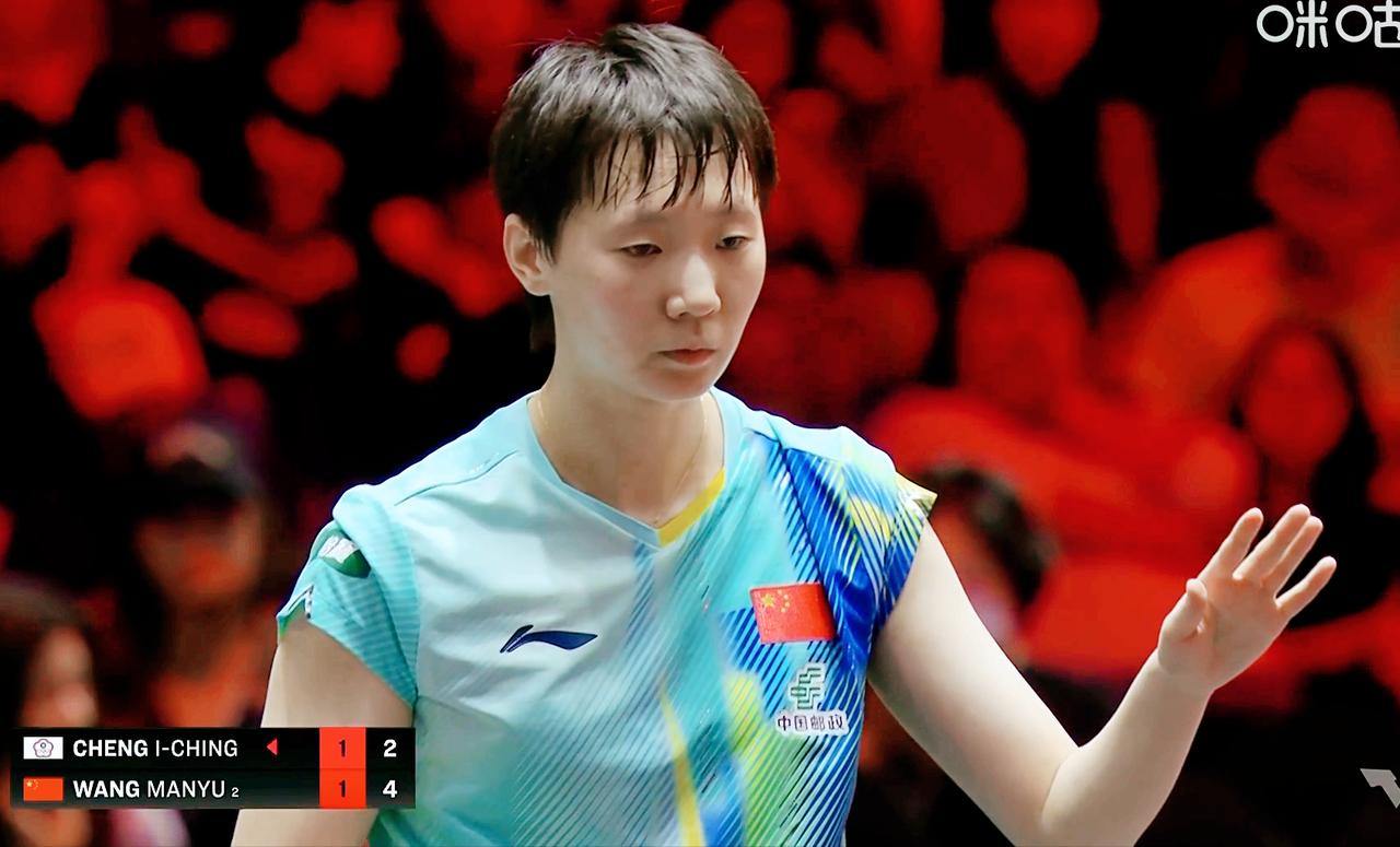 我去！王曼昱终于找到了郑怡静缺点！那就是中间位长球。前两局郑怡静搏杀很凶，