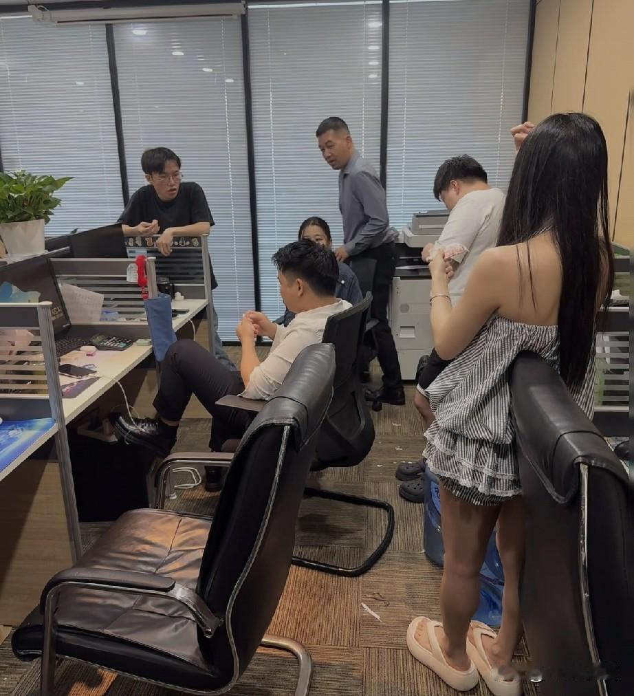 下午跟面了一个期望月工资不低于20k的UE设计师，前边面试官和候选人沟通的专业知