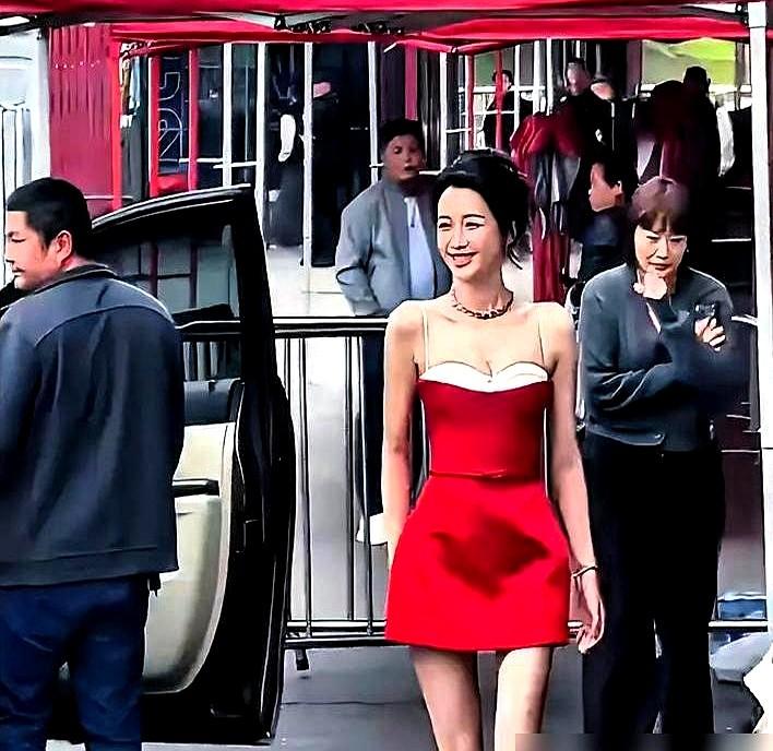 没了“京圈太子妃”这顶帽子，才叫真刀真枪。孙怡离婚后，资源肉眼可见地变了，从