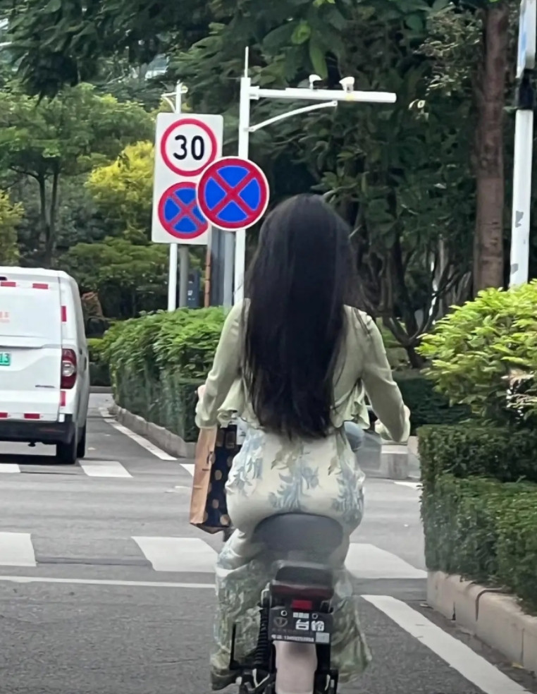 跟在她身后，连风都是香的