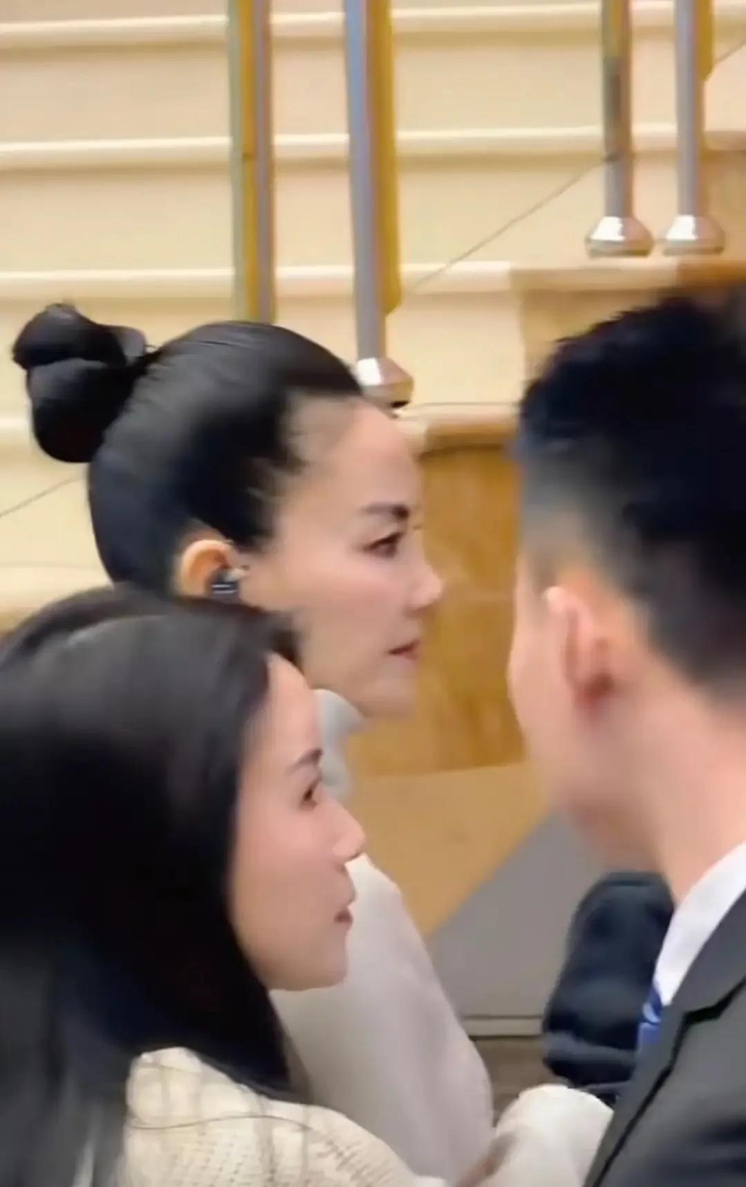 王菲春晚icon下播路透照，高扎丸子头，和台上唱歌的时候一样自信美丽。近距离看