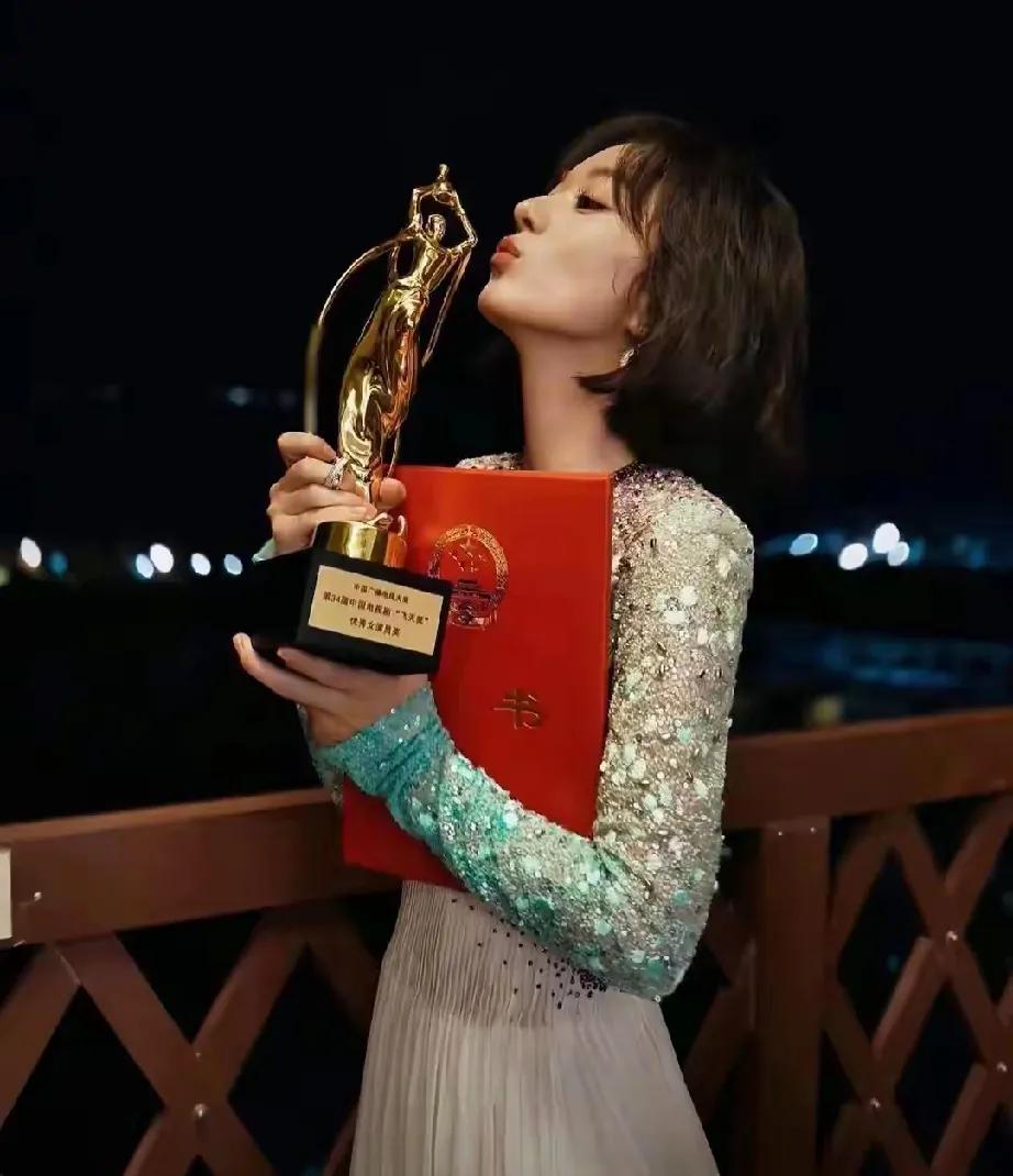 赵丽颖，曾一年内“连中三元”，斩获百花、飞天、金鹰三大主流奖项，风光无限！可12