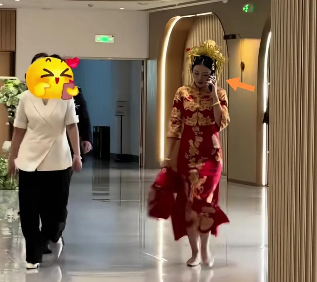 新娘子结婚电话打不停进婚礼现场。