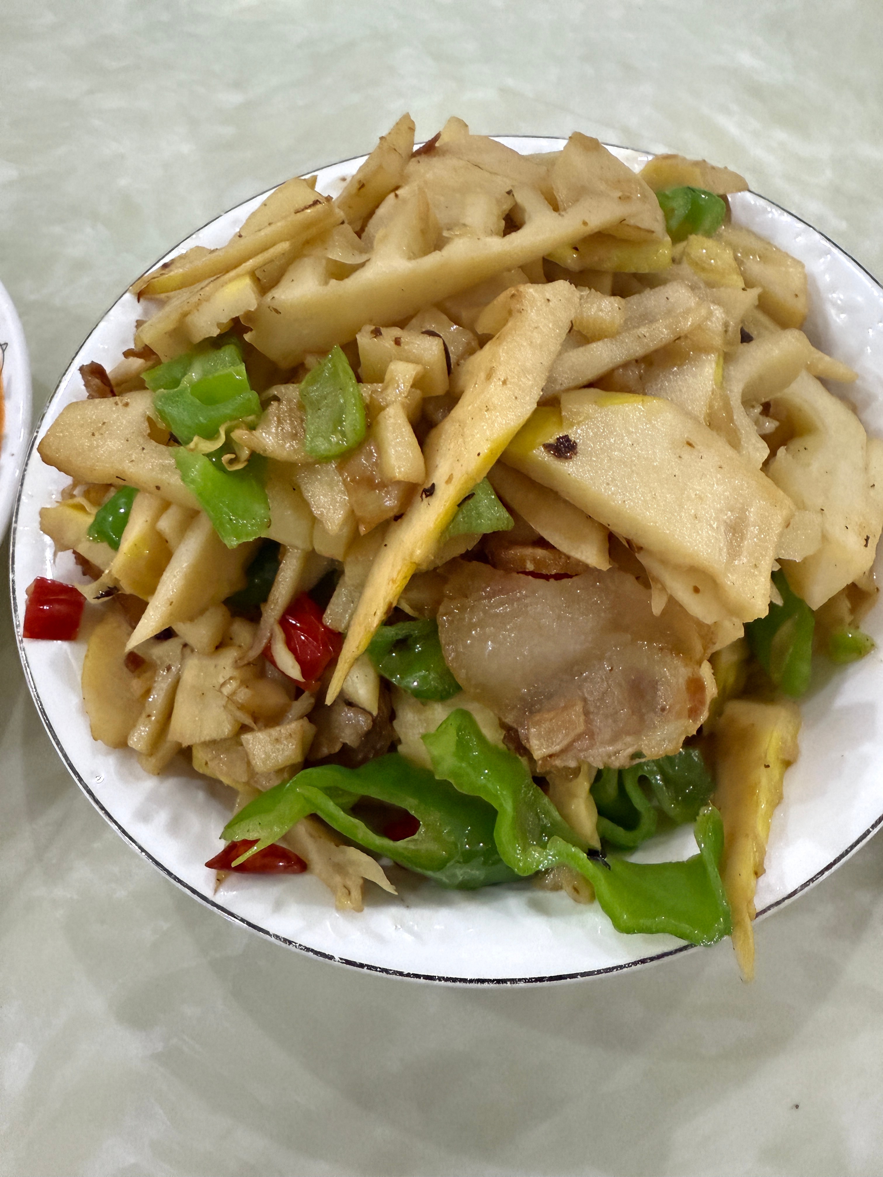 发点普普通通的晚饭🥣但全是我爱吃的腊肉炒笋、番茄炒蛋、酸辣土豆丝还弄了点鸡胸肉