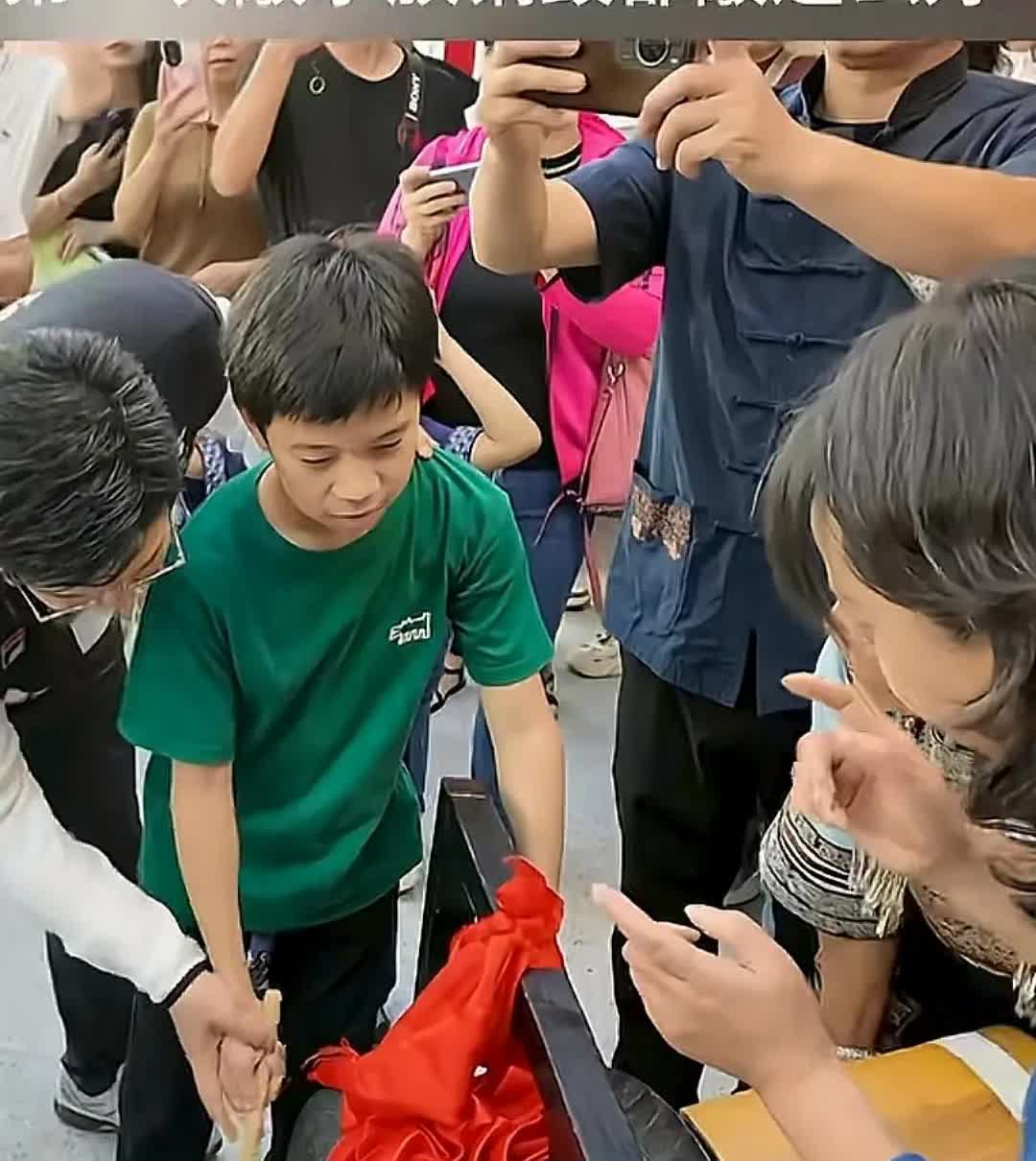 发现了没？郭晶晶的大儿子有一种气质，普通人很难从小就有，那就是有一种上位