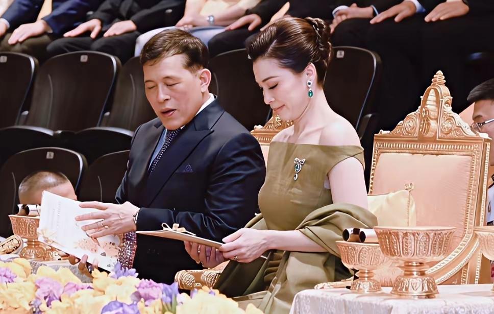 泰王玛哈对王后苏提达，也是爱过的吧！因为这眼神，真的骗不了人！两人的浓情蜜意