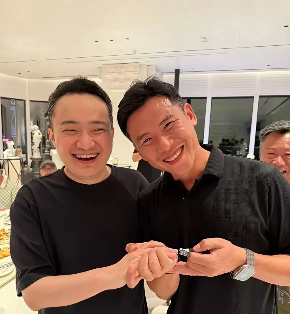 赵老板前脚发文，看似站出来为景甜发声，义正言辞点拨孙宇晨；后脚宴会上，却笑着拿出